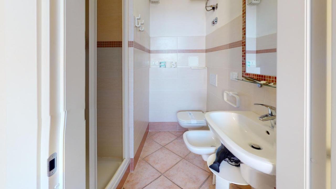 Double or Twin Room Private External Bathroom