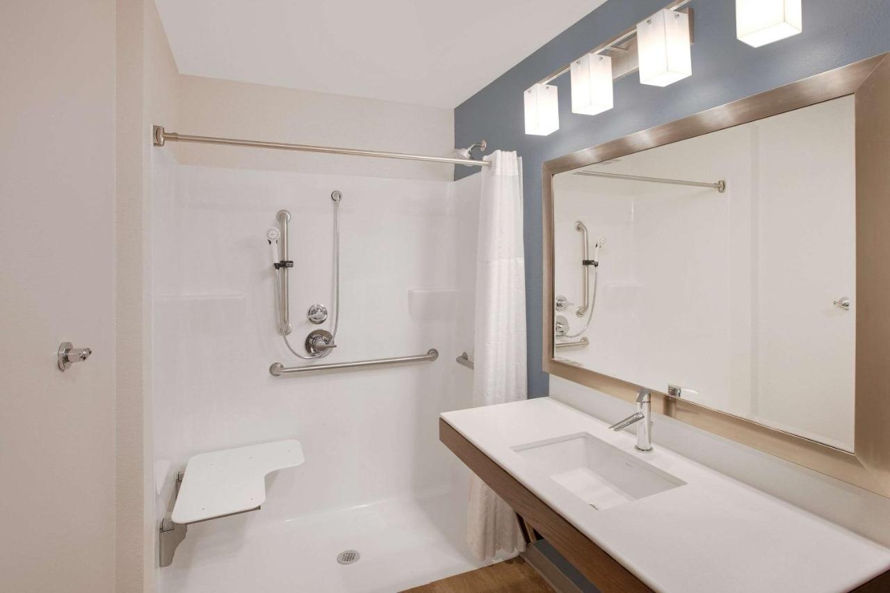 Queen Room Roll Shower Disability Access or Non-Smoking,1069100455:JPEG