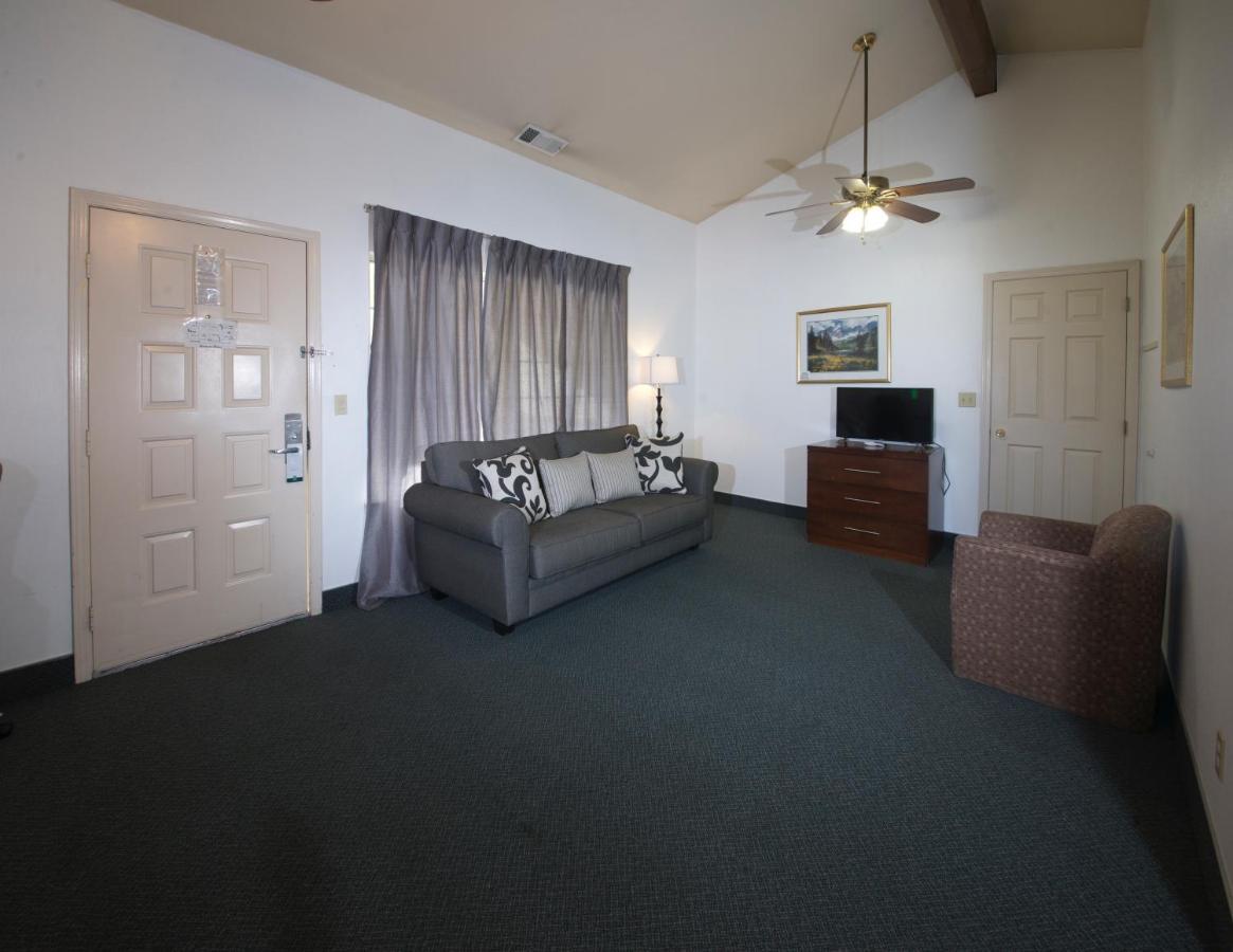 King Suite - Non-Smoking,1069218088:JPEG