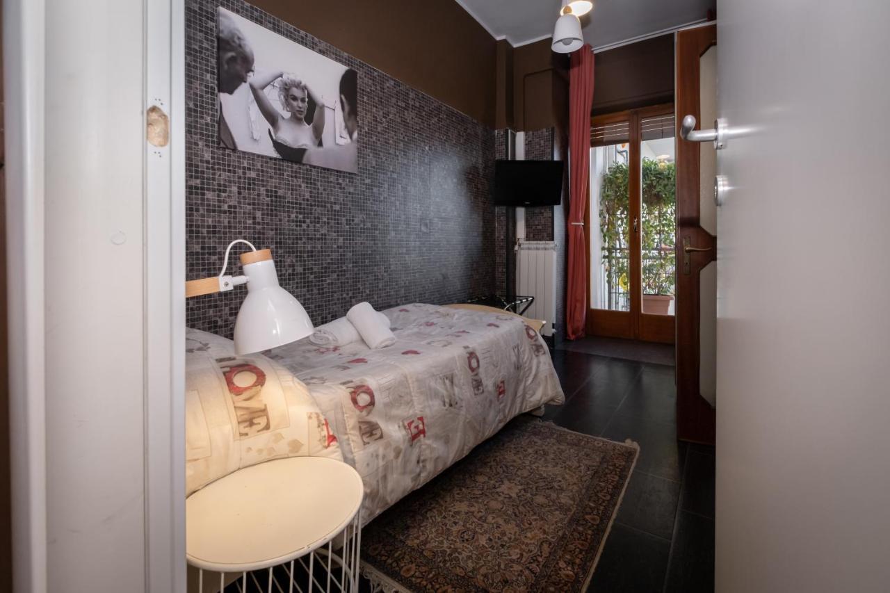 Single Room with Balcony,1074007777:JPEG
