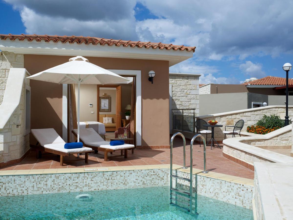 Family Room with Garden View and Sharing Pool