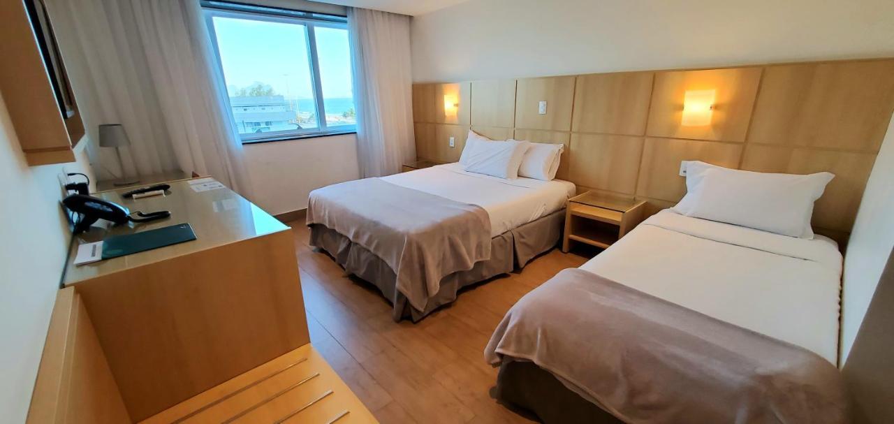 Habitación Triple con vistas parciales al mar