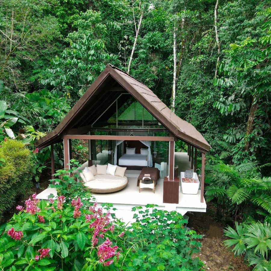 Habitación con cama extragrande y bañera de hidromasaje