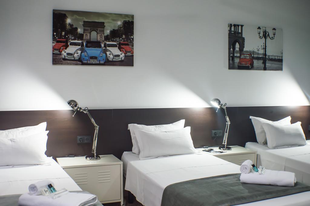 Deze driepersoonskamer heeft een gedeelde badkamer.