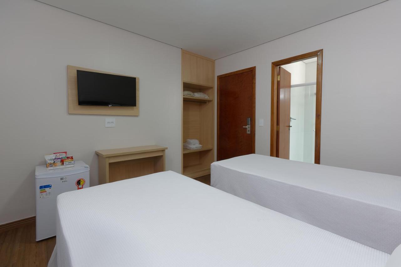 Quarto Grande com 2 Camas de Solteiro