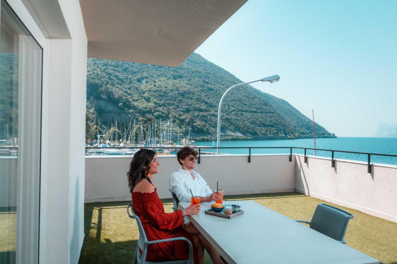 One-Bedroom Apartment with Lake View,1288074670:JPEG