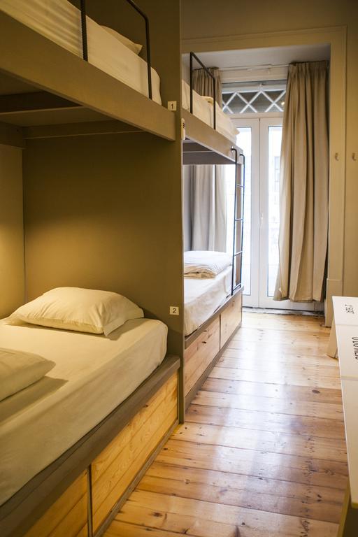 Cama em Dormitório Misto com 4 Camas e Banheiro Compartilhado