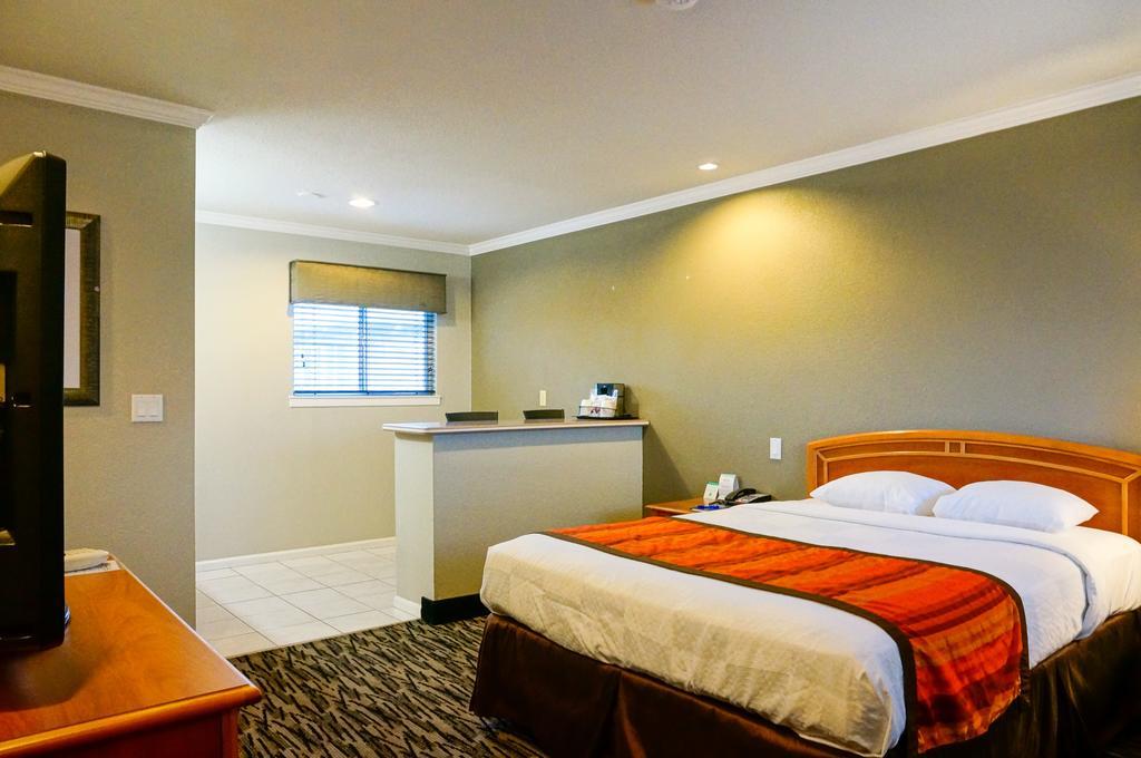 Two-Bedroom Queen Suite
