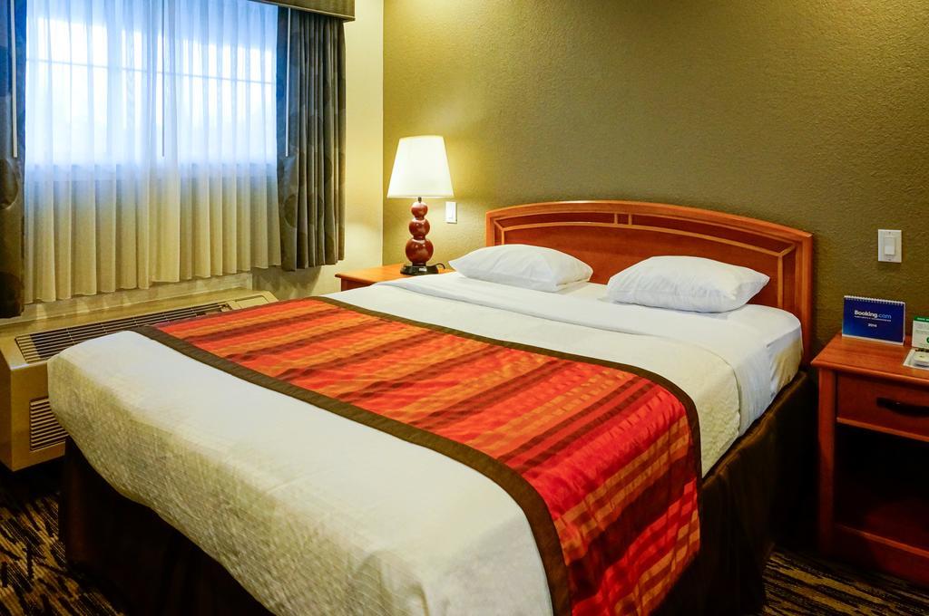 Two-Bedroom Queen Suite