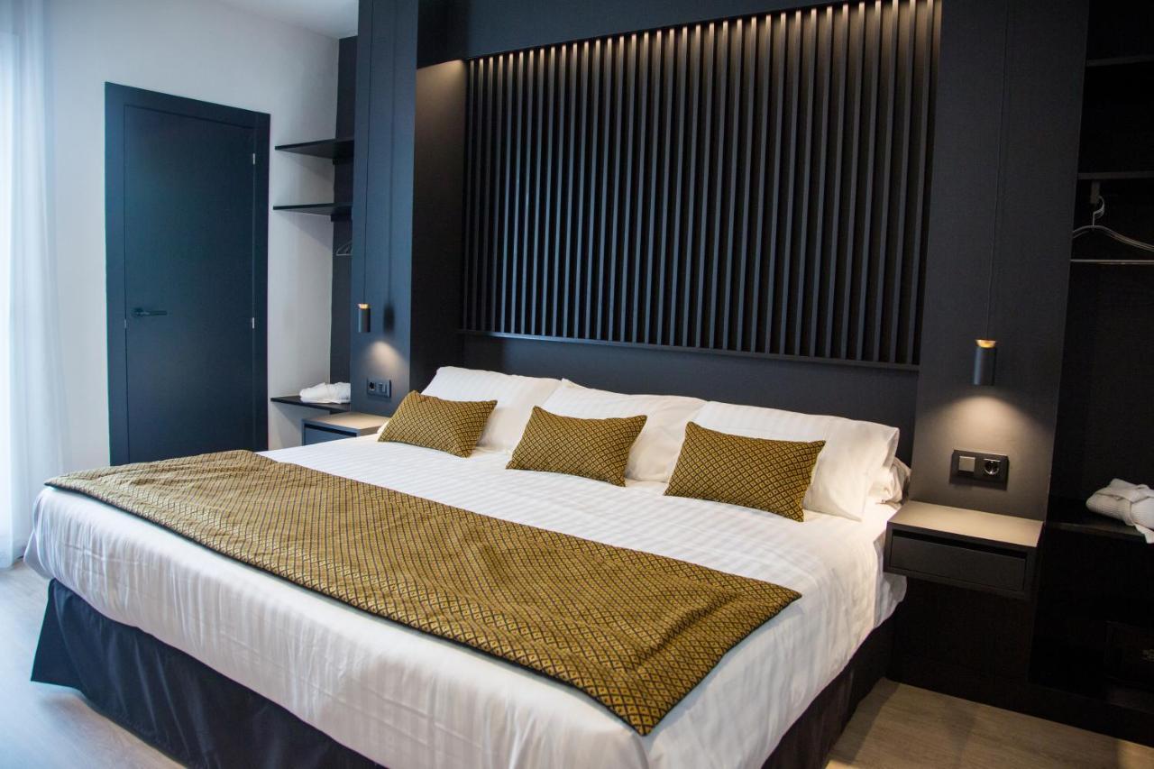 Quarto com Cama King-size, Varanda e Vista do Pátio