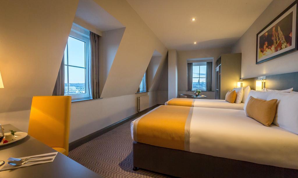Chambre Lit Double et Lit Simple