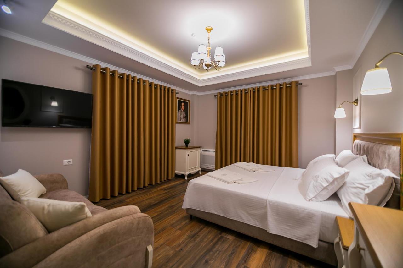 Deluxe Double Room (2 Adults + 1 Child),1185555601:JPEG