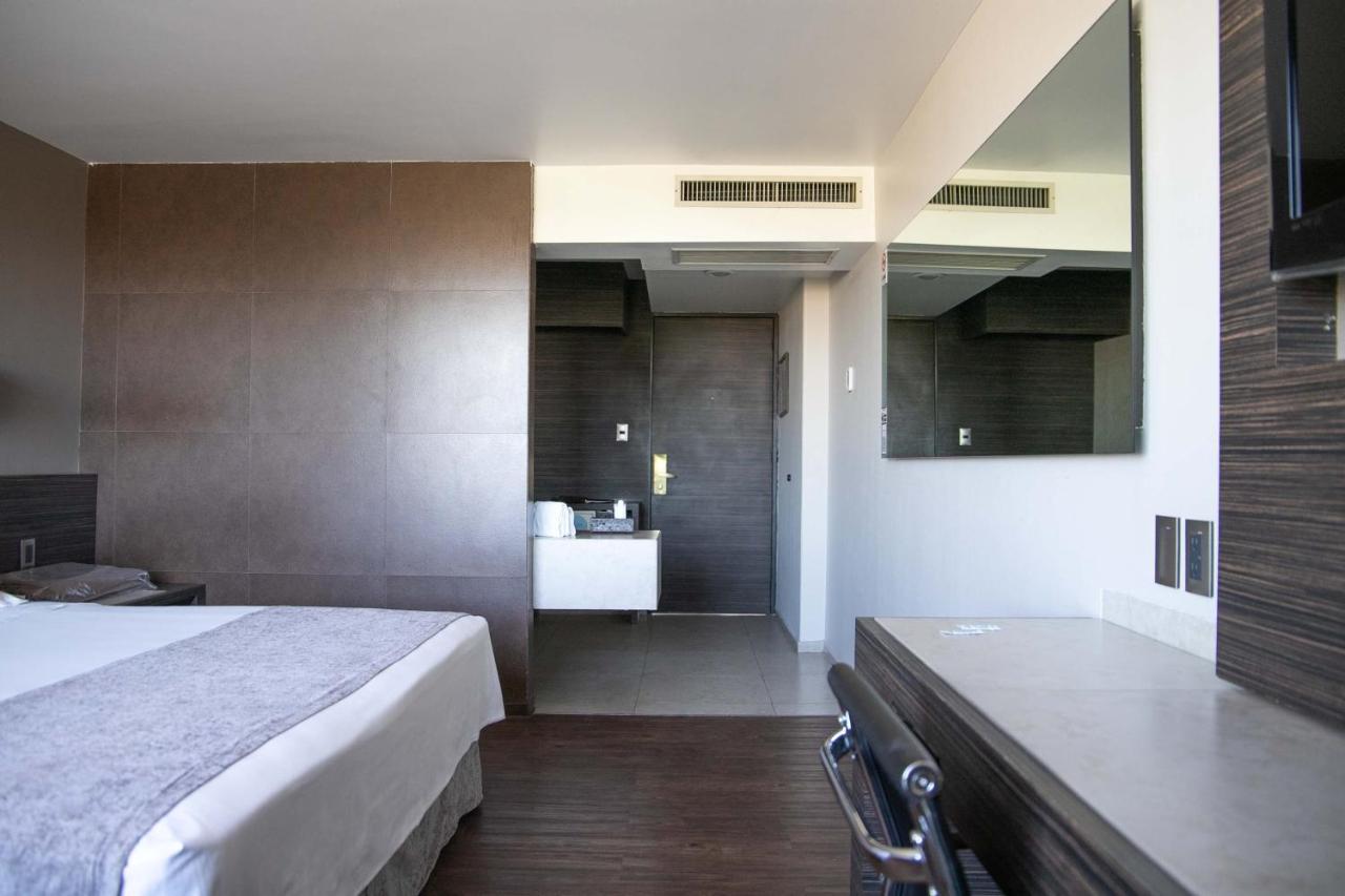 Habitación con cama extragrande.