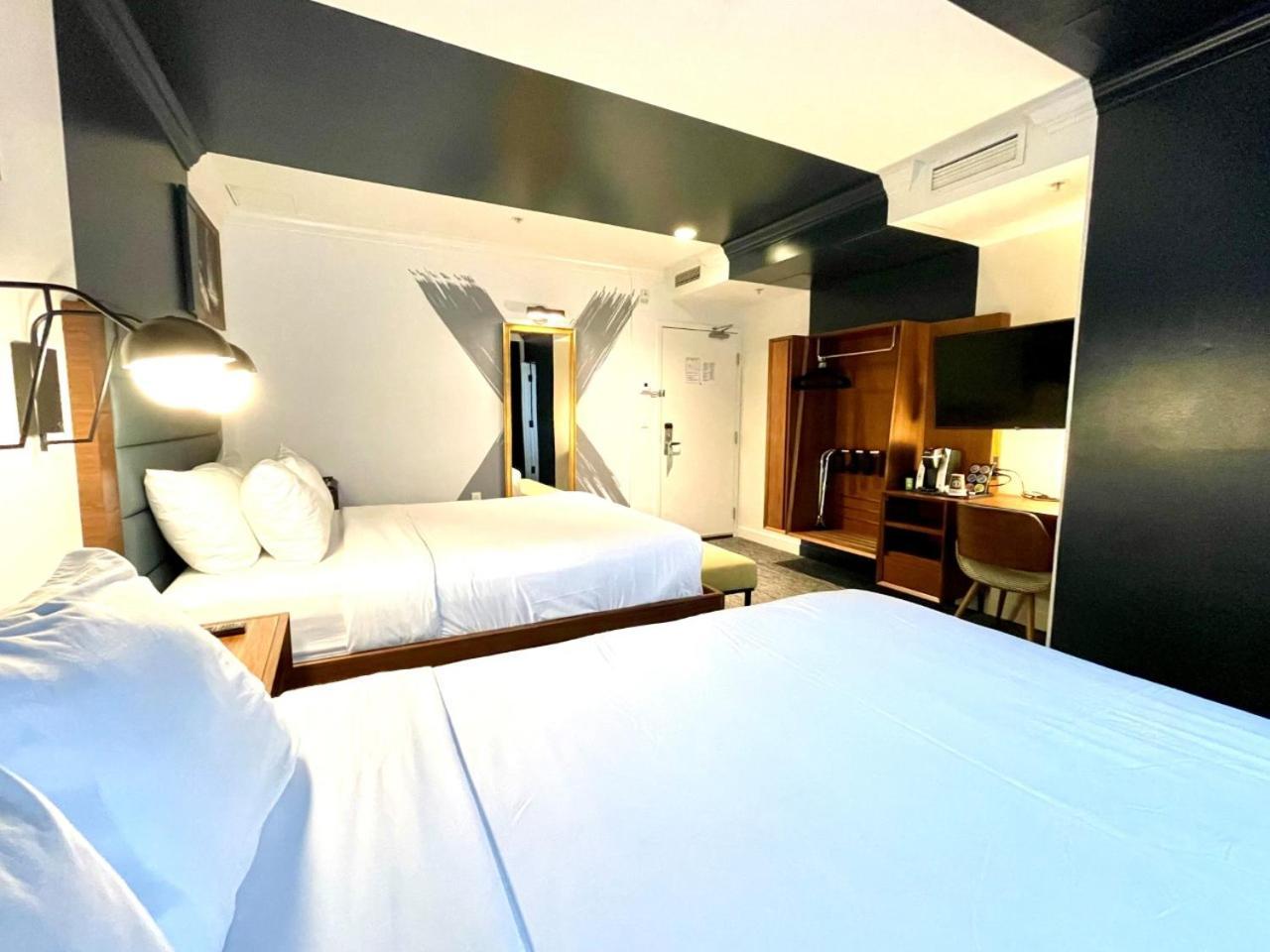Quarto Queen Deluxe com 2 Camas Queen-size e Vista da Cidade