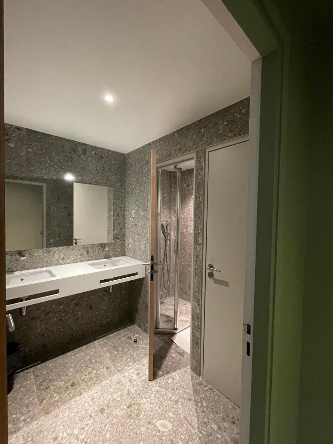 Cama em Dormitório Feminino com 6 Camas e Banheiro Compartilhado