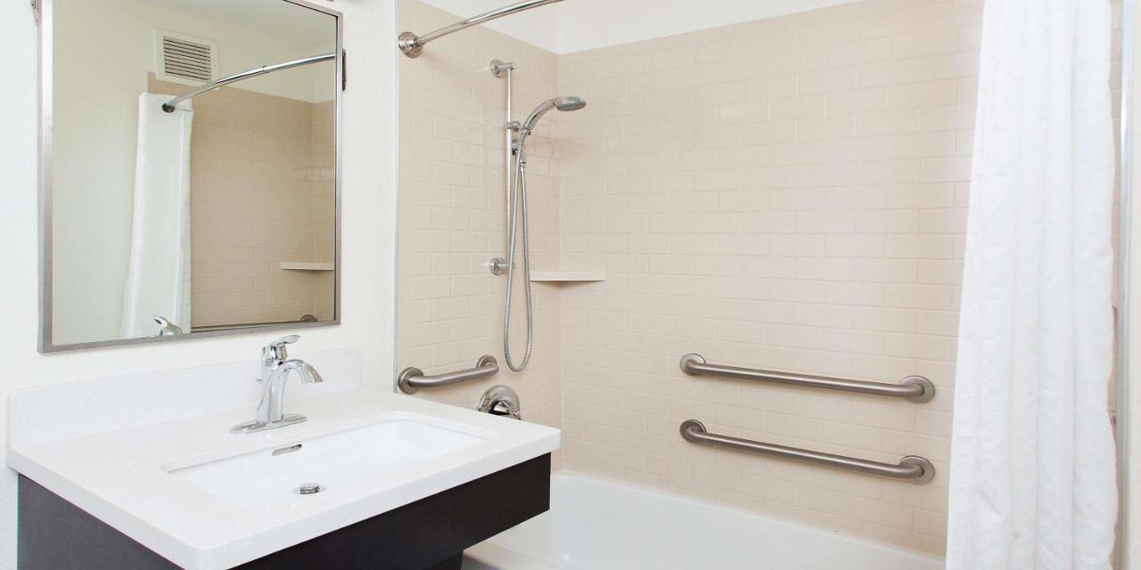 Queen Studio Suite with Bathtub - Mobility Accessible,1206283747:JPEG