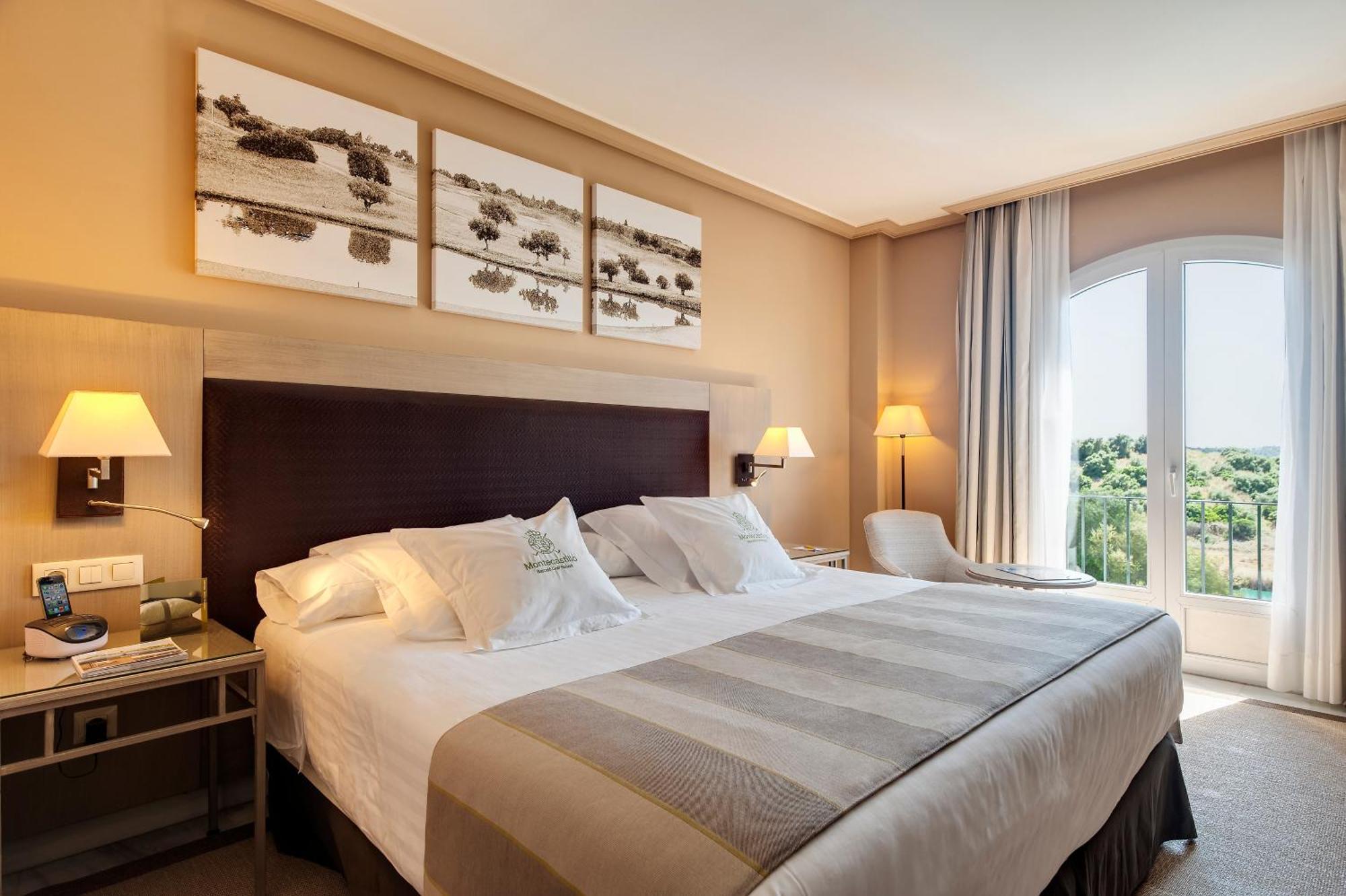 Dreibettzimmer mit Blick auf den Golfplatz
