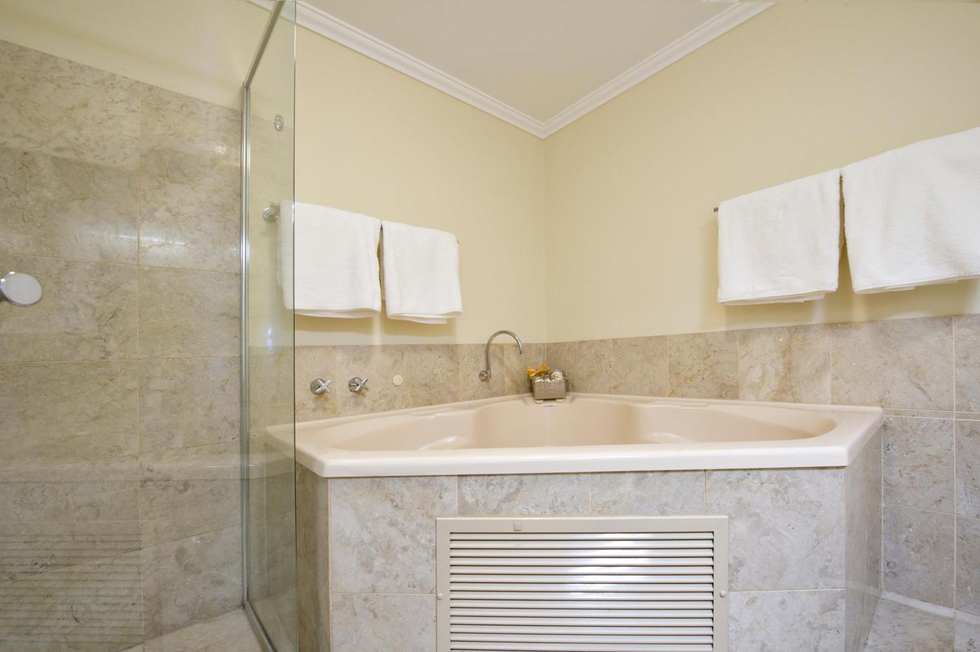 Studio Spa Bath