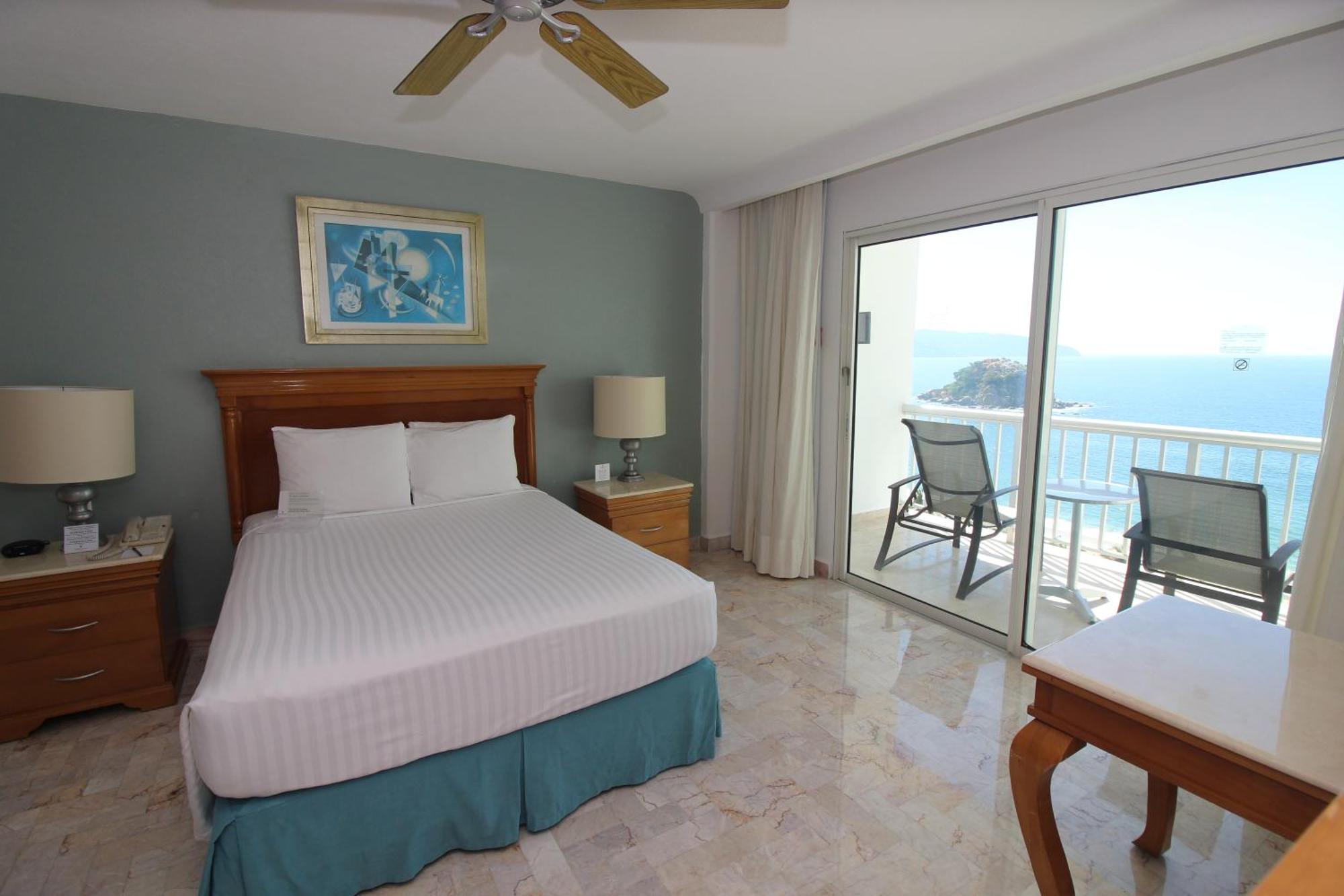 Habitación con cama grande y vistas al mar