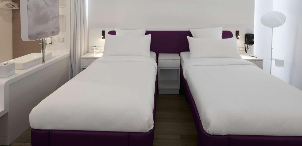 Quarto com 2 Camas de Solteiro Premium Plus