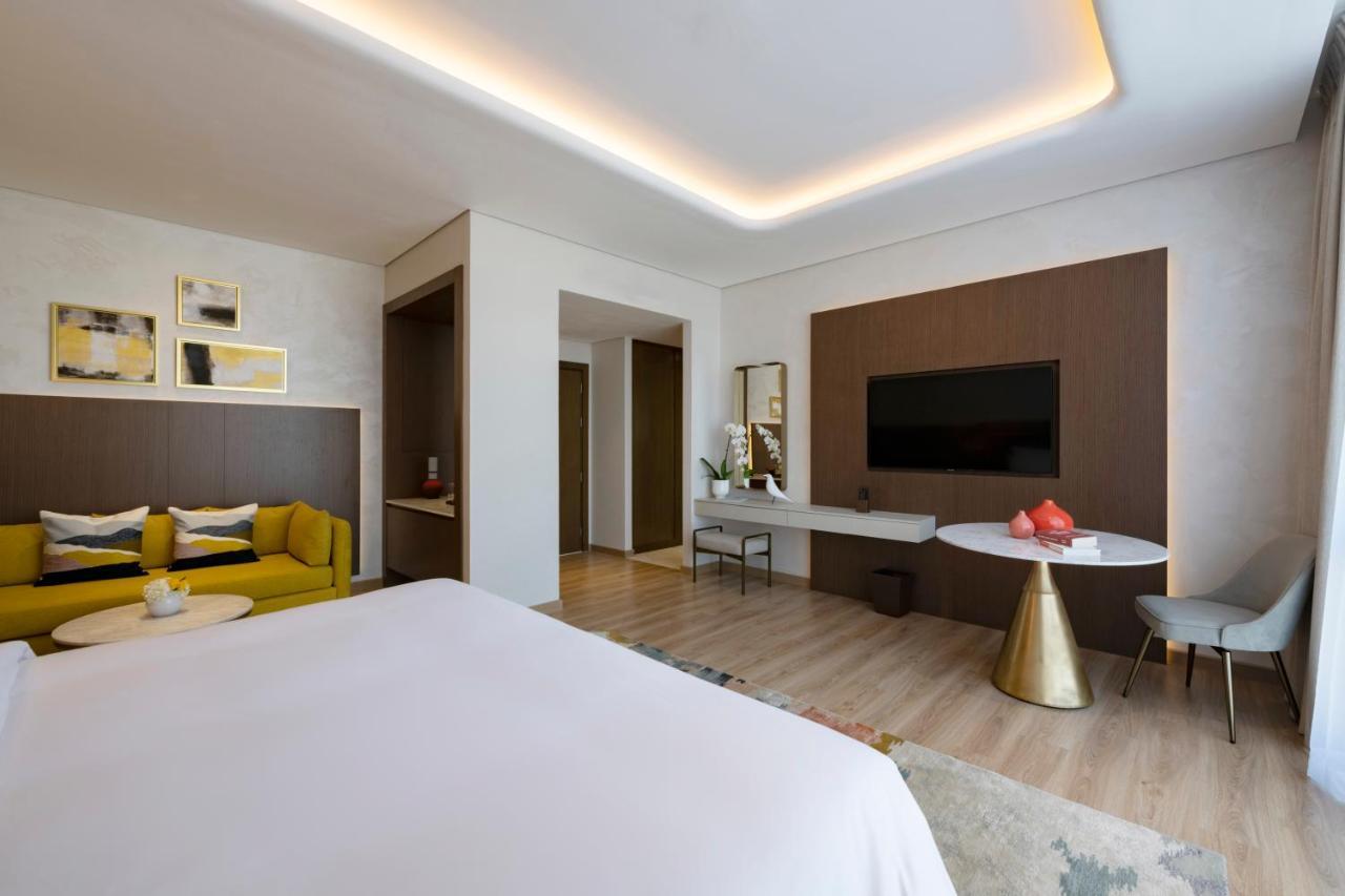 Deluxe King Room Panoramic City View Shuttle to the Beach Mall & Metro Station,1244186383:JPEG