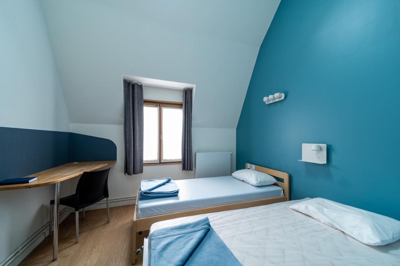 Cama em Dormitório Misto com 2 Camas e Banheiro Compartilhado