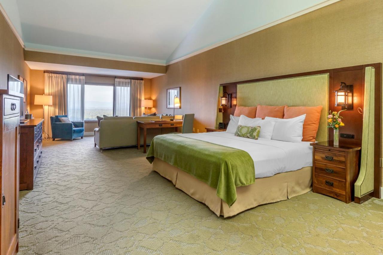 Premium Club Floor  Room with One King Bed,1589417197:JPEG