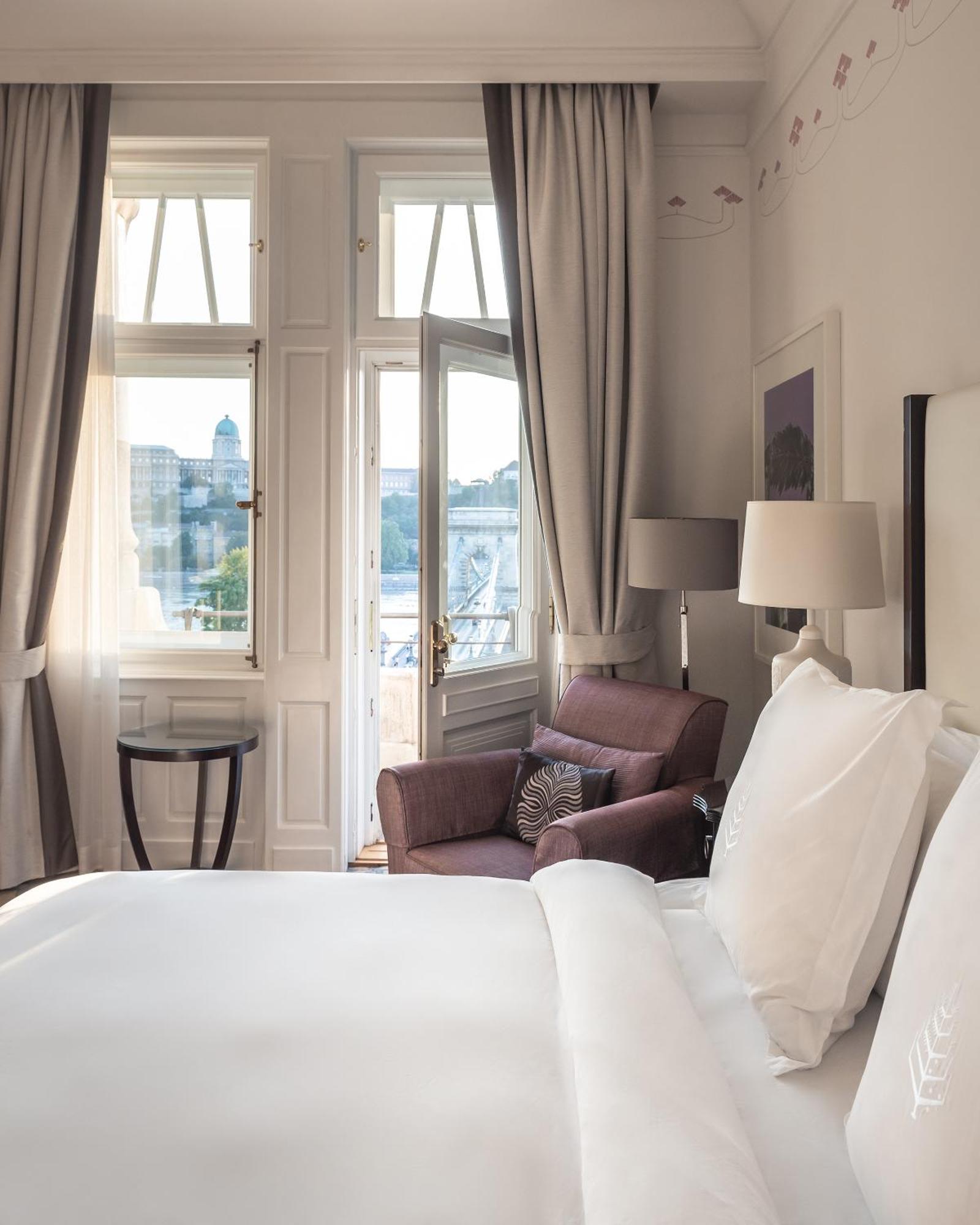 Quarto com Cama King-size e Vista do Rio Danúbio