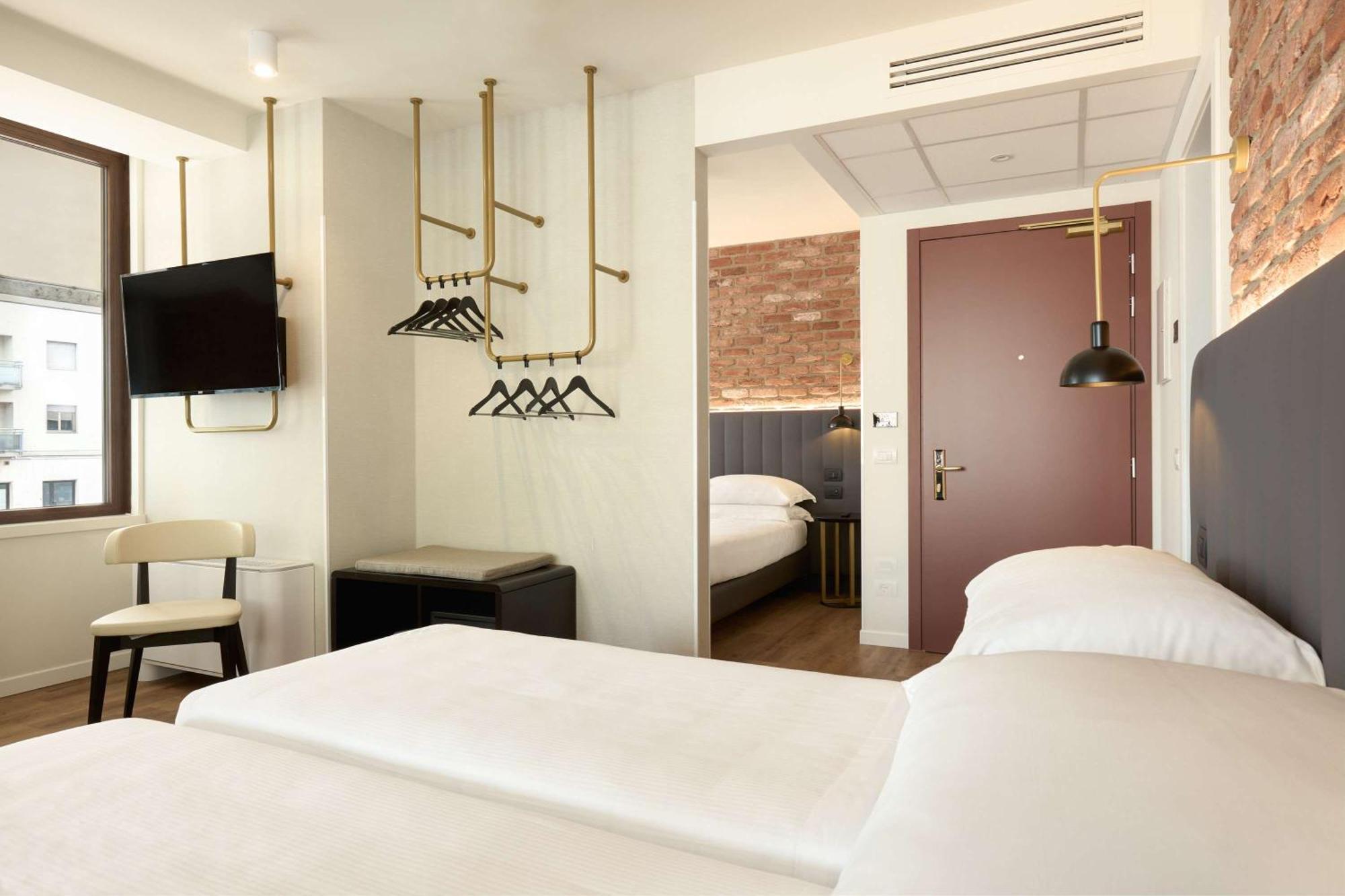 Family Room 2 Double Beds or 1 Double Bed 2 Single Beds