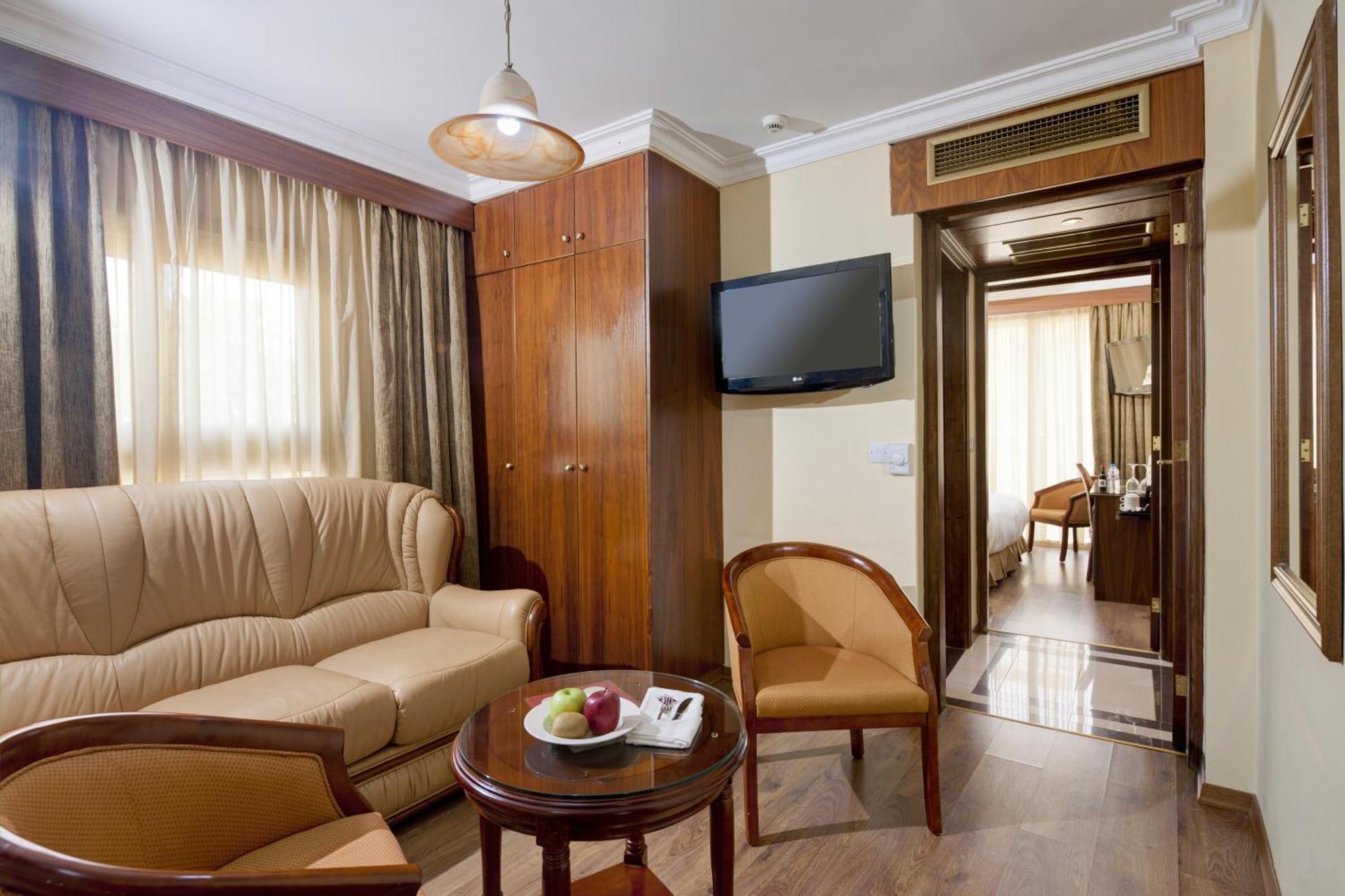 Family Room,1275116179:JPEG