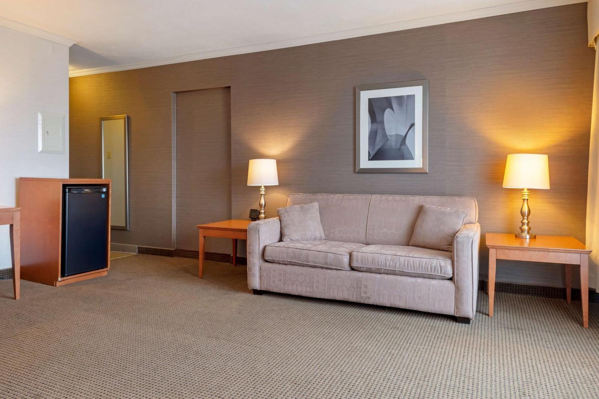 Queen Suite with Kitchen,1277382748:JPEG