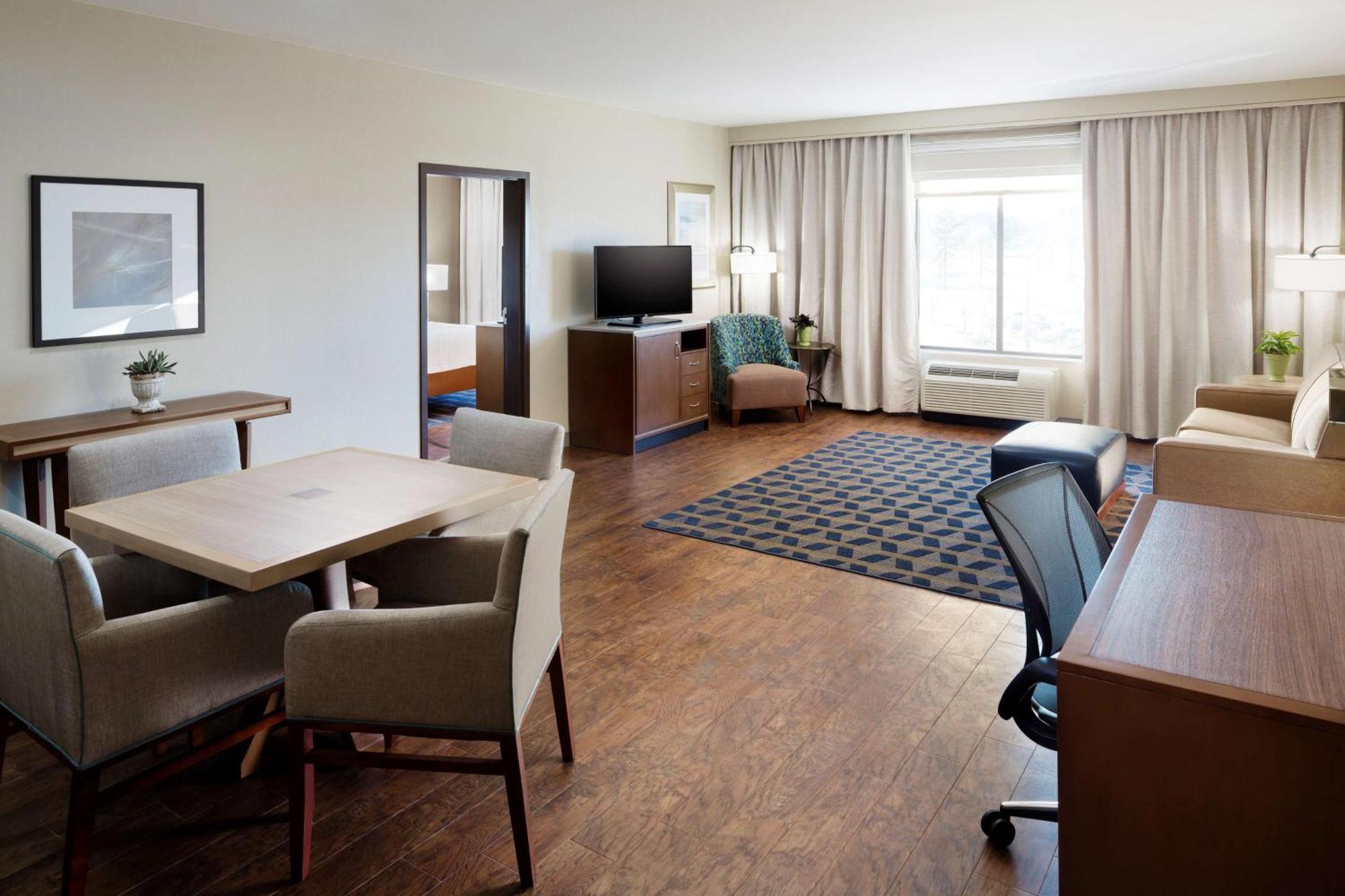 One-Bedroom King Suite with Bathtub - Mobility Access