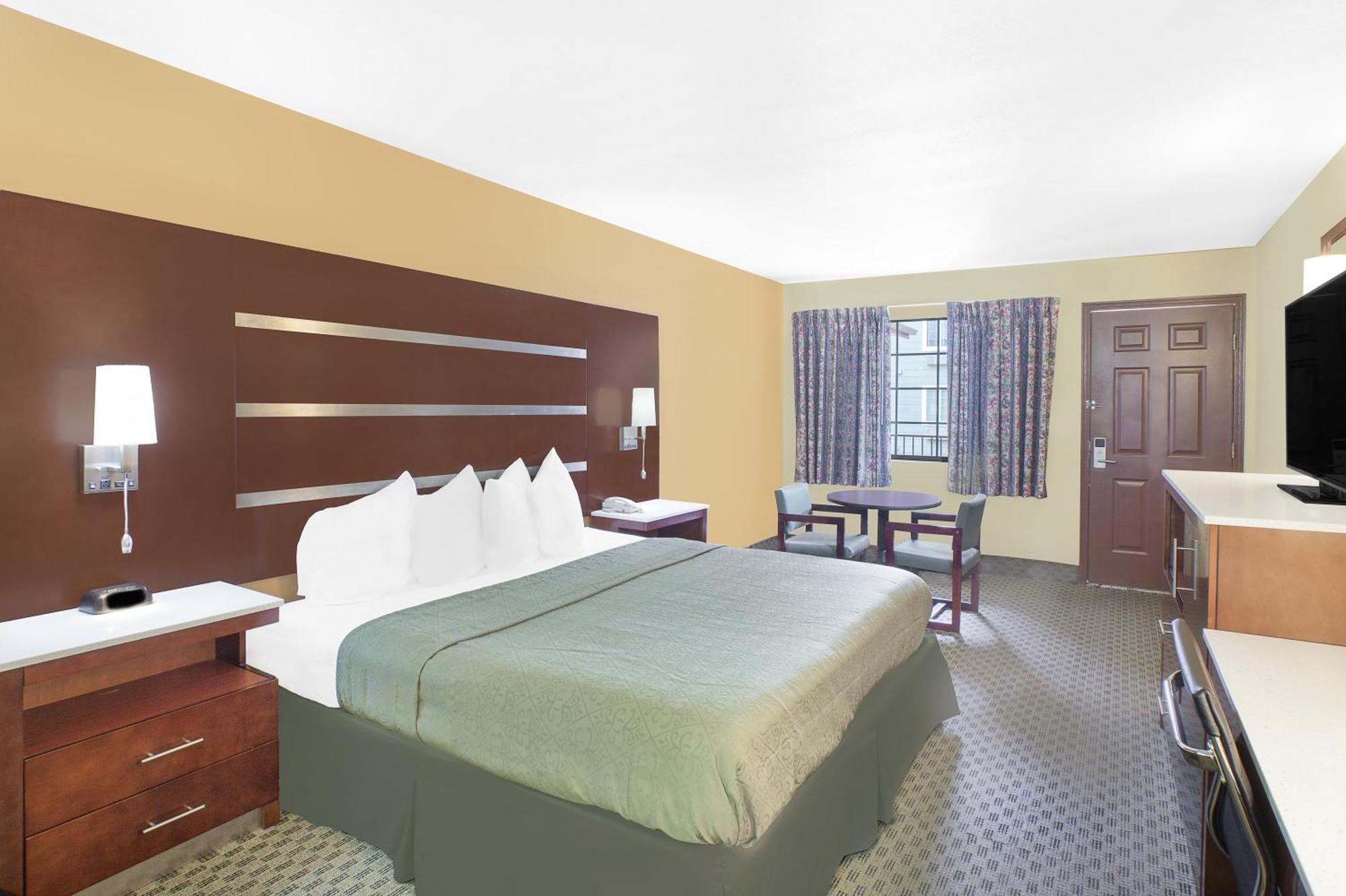 1 King Bed Suite Non Smoking,1281281734:JPEG