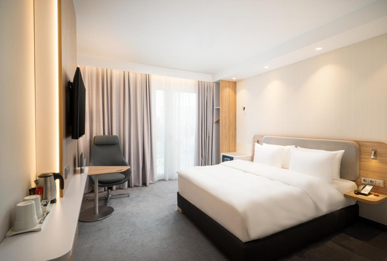 Standard Queen Room Extra Floor Space Accessible,1287162691:JPEG