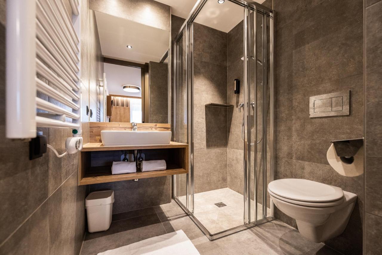 Comfort Three-Bedroom Apartment with Balcony,1308829144:JPEG