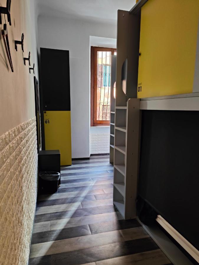 Double Bed Screen 4-Bed Mixed Dormitory Room