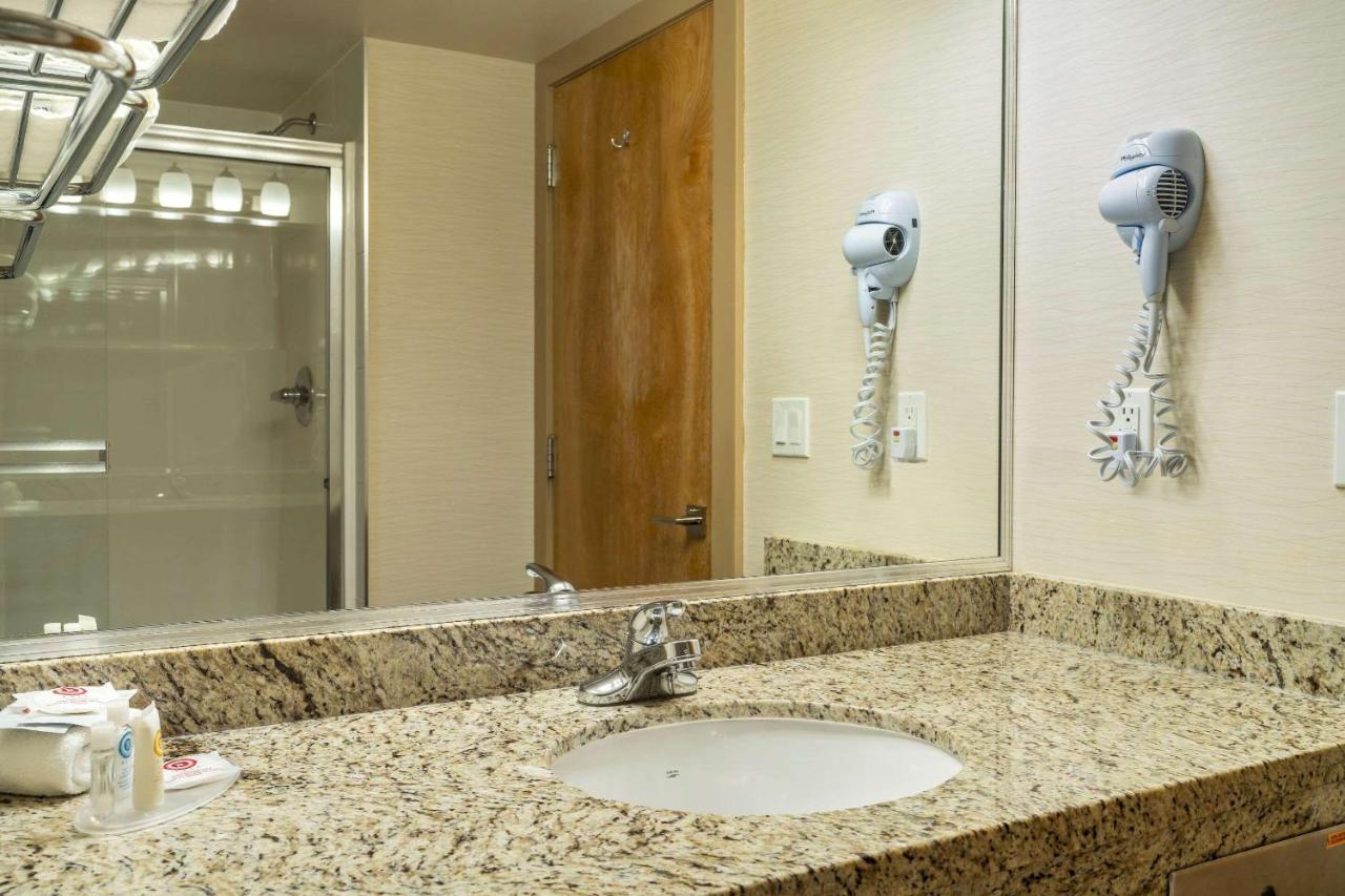 Deluxe King Suite with Hot Tub - Non-Smoking