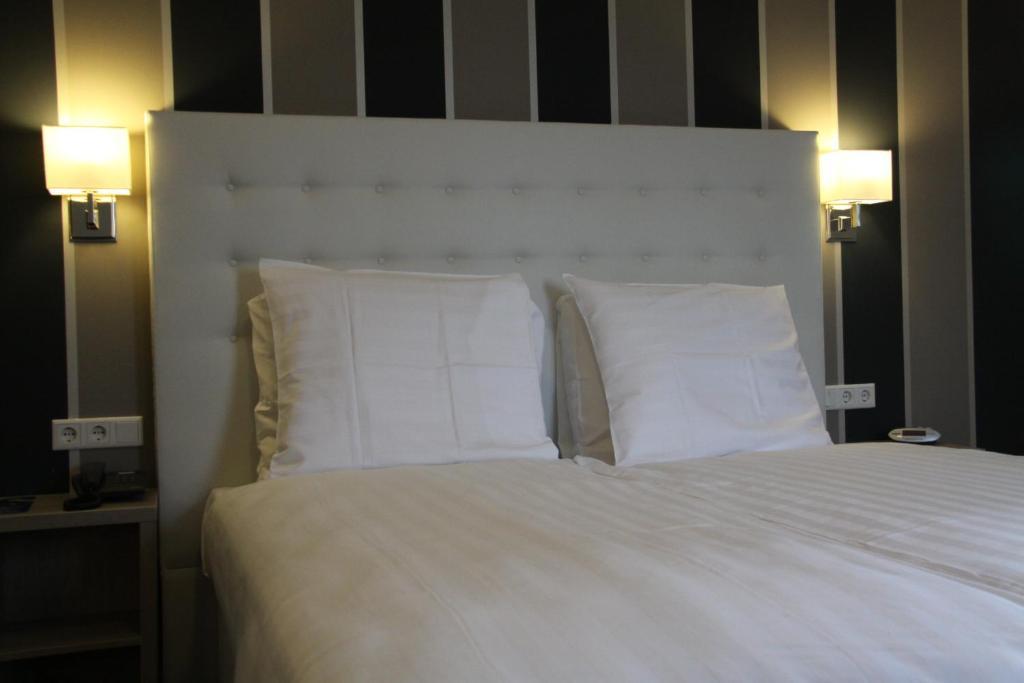 Spacious comfort double room with balcony,64717912:JPEG
