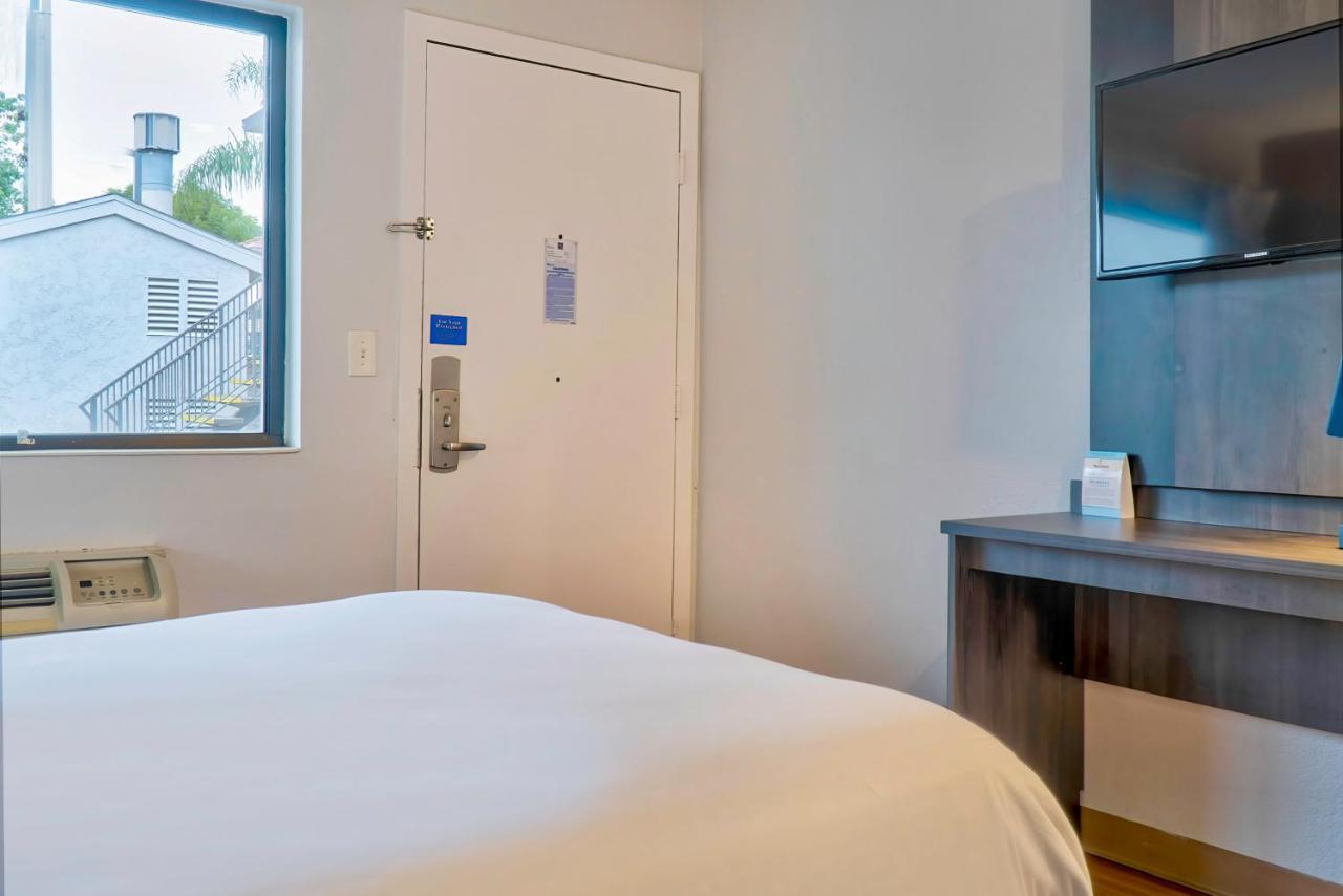 Deluxe Queen Room - Non-Smoking