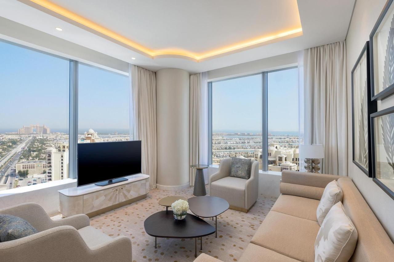 Metropolitan Suite met uitzicht op zee, toegang tot het strand van KYMA en kenmerkende St. Regis-butlerservice