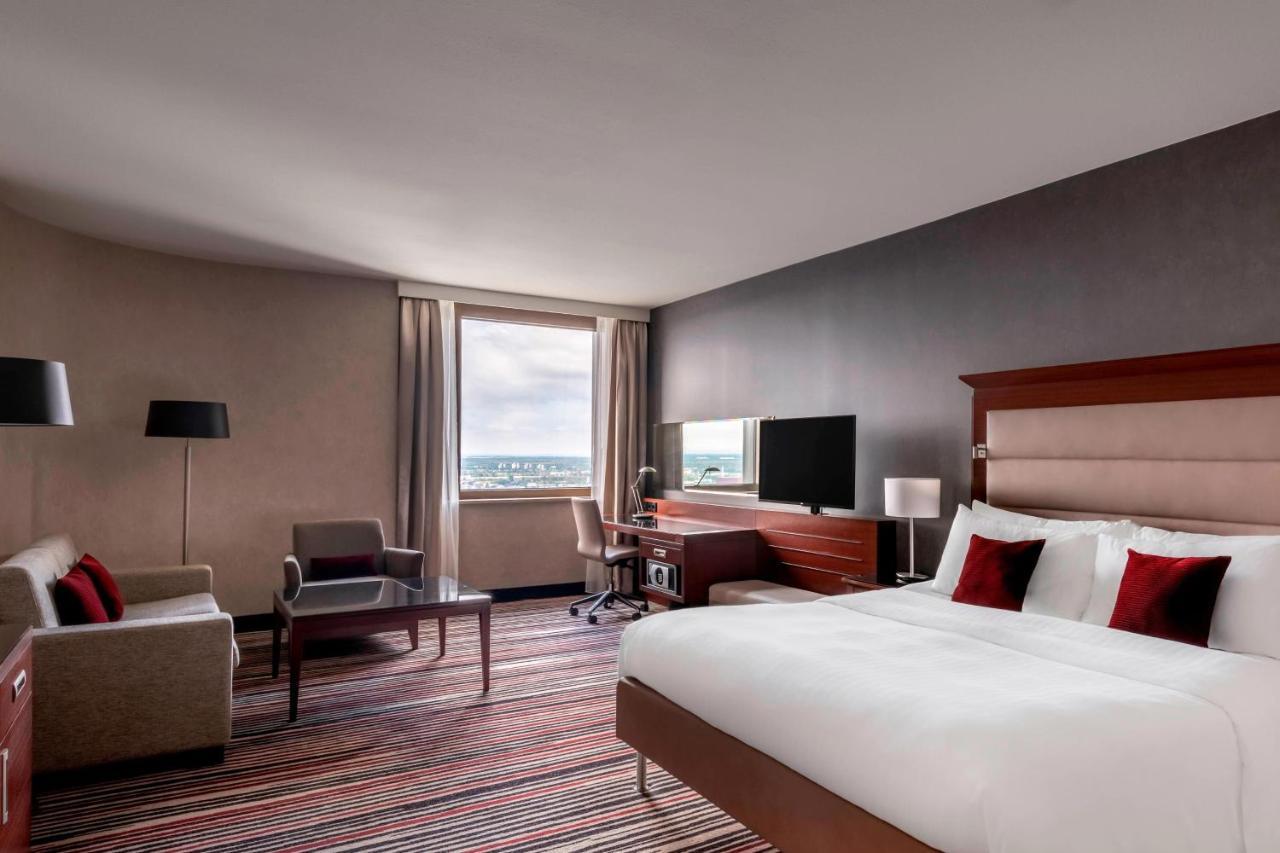Club Suite, M Club lounge access, Suite, 1 King, Sofa bed,1350936625:JPEG