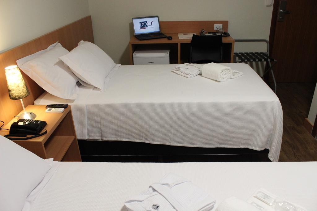 Quarto com 2 Camas de Solteiro