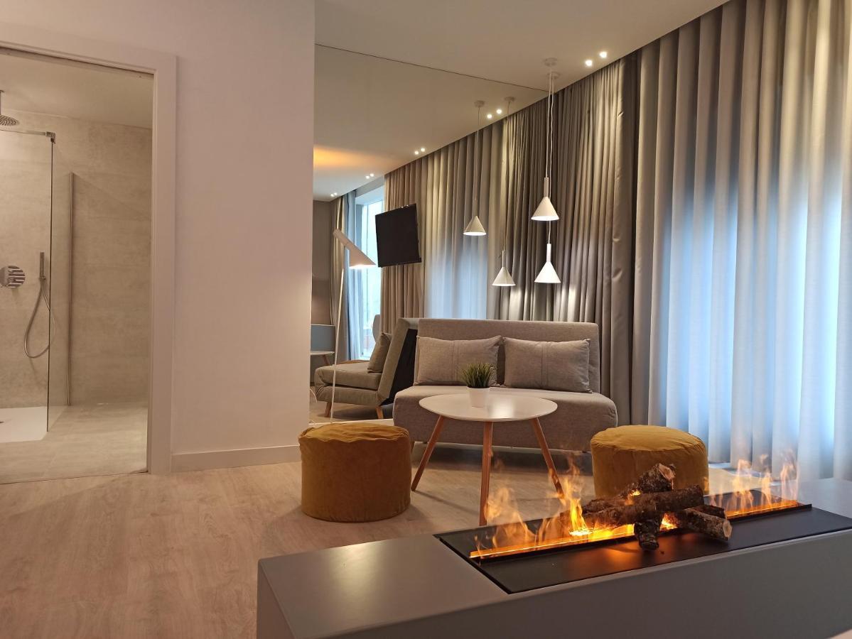 Suite con cama grande y balcón