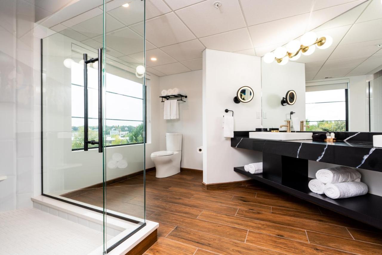 King Suite with Balcony,1362361430:JPEG