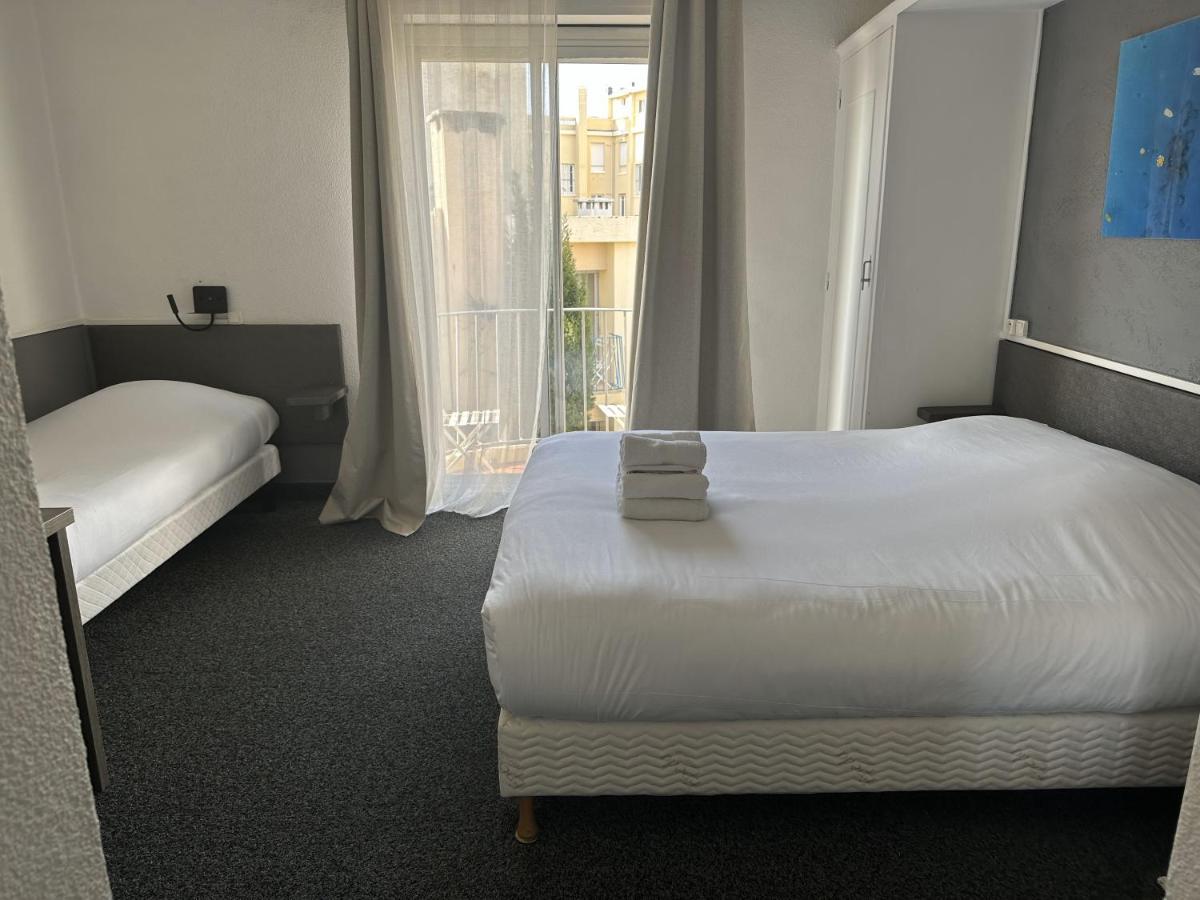 Dreibettzimmer mit Balkon im zweiten Stock