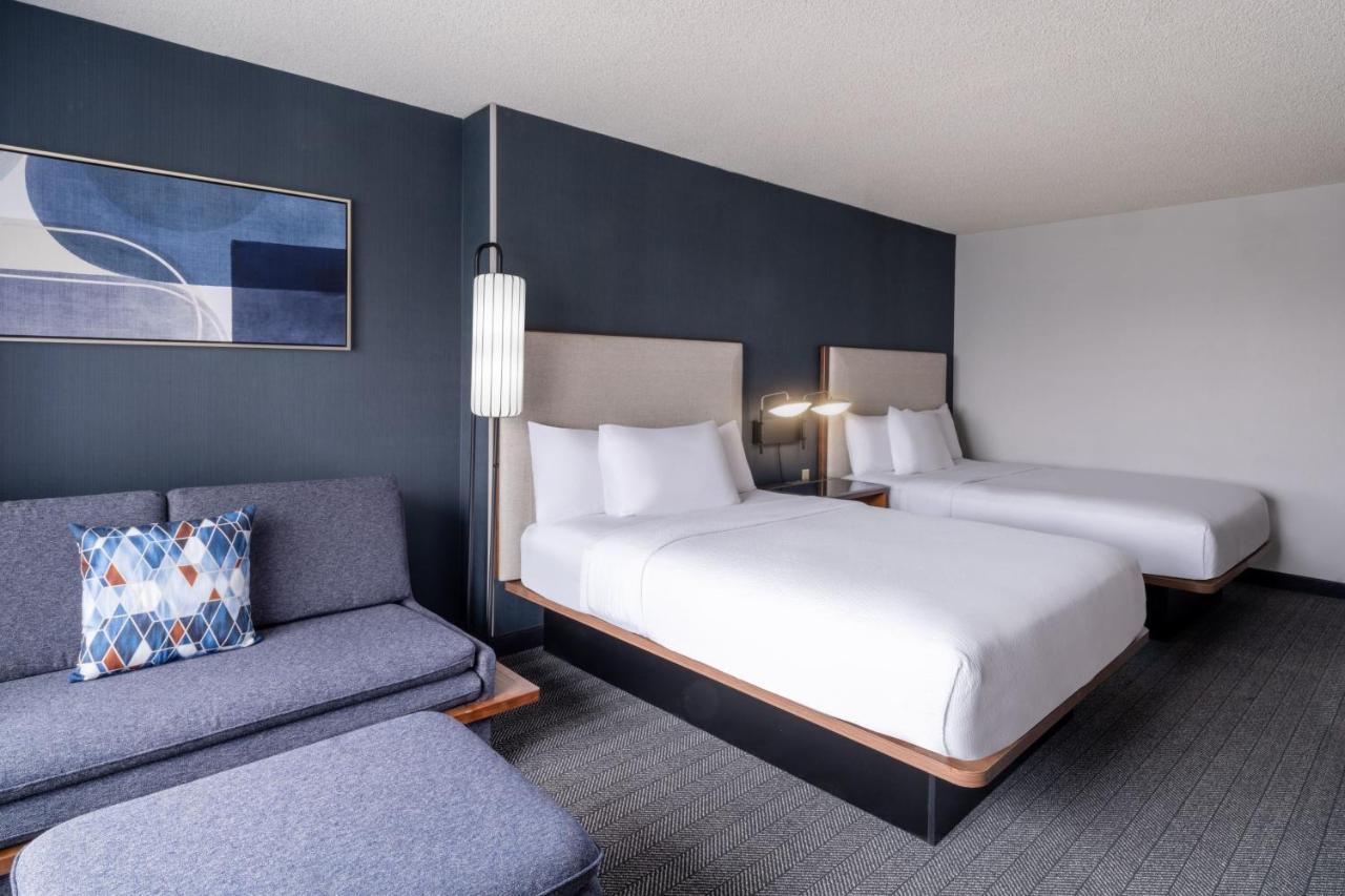 Grande Chambre Double avec 2 Lits Doubles et Canapé-Lit