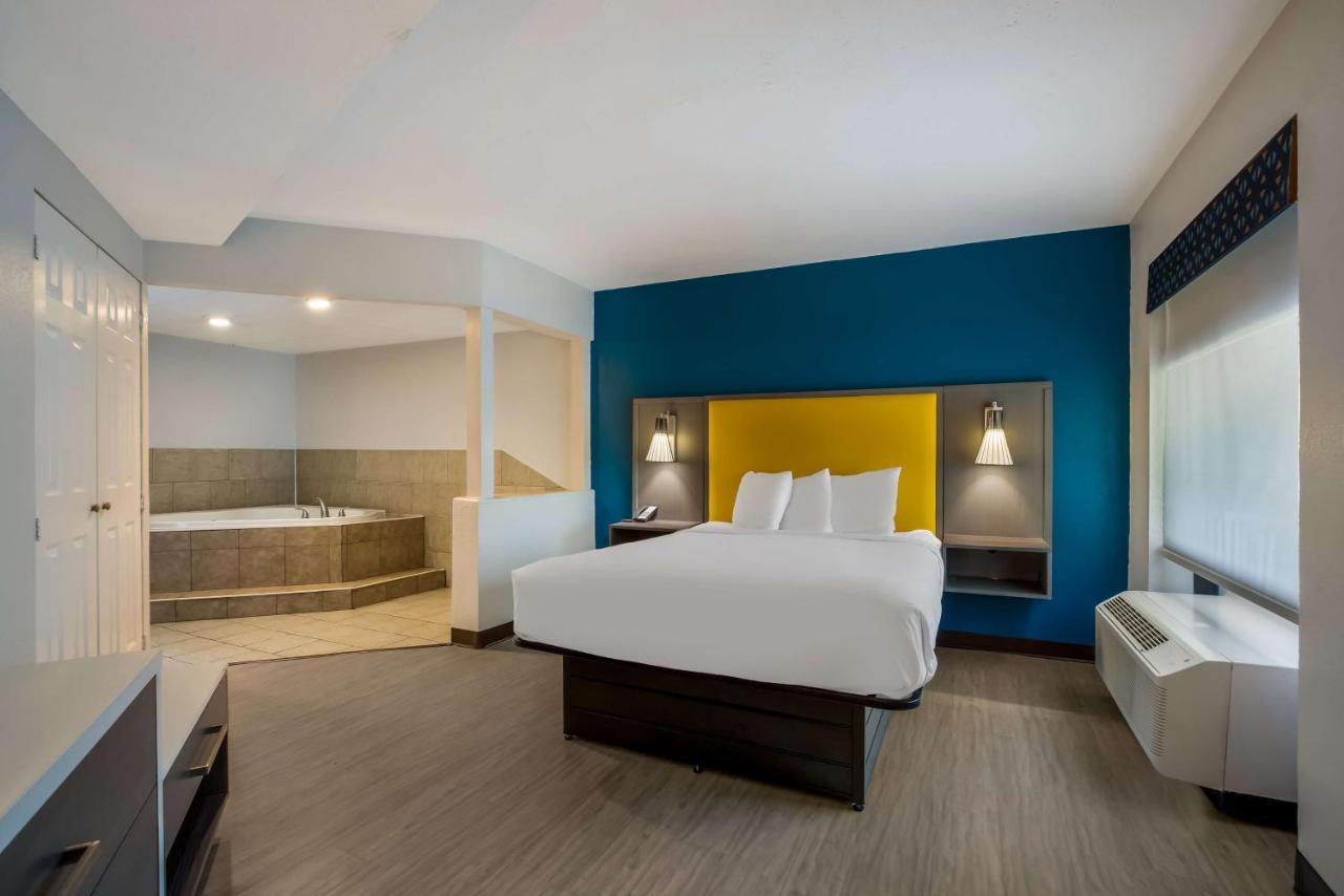 Queen Room with Spa Bath - Non-Smoking,1705794398:JPEG