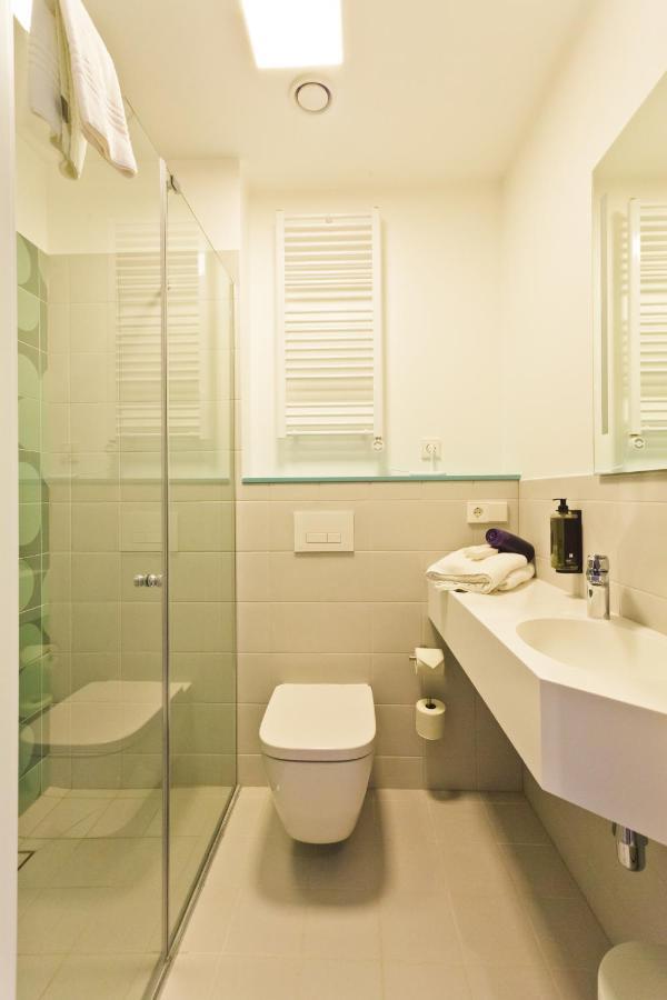 Twin Room,1403696438:JPEG