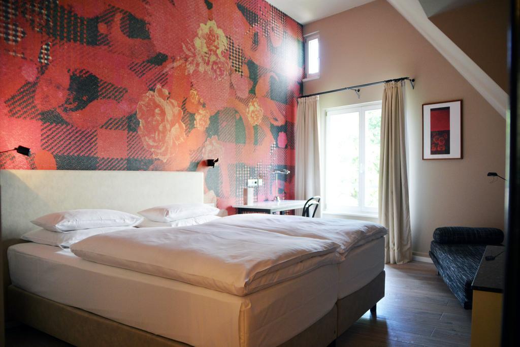 Large Double Room,141092178:JPEG