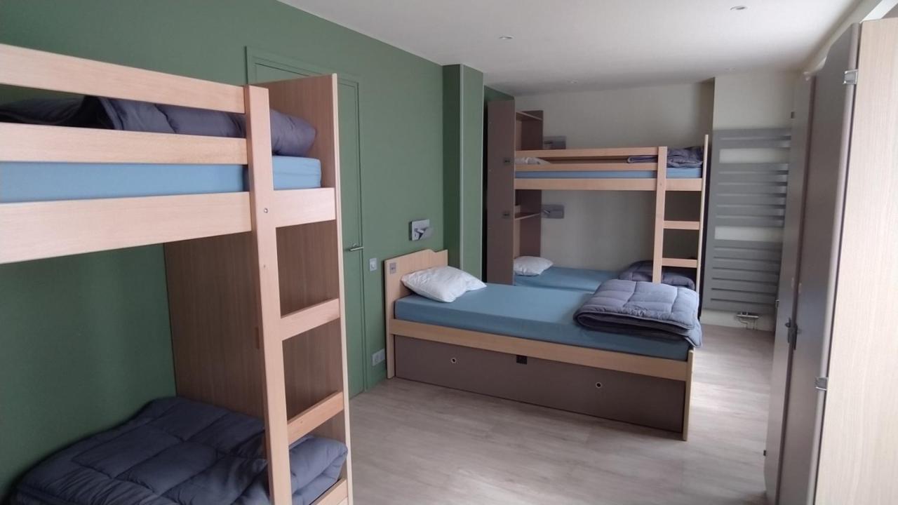 Cama em Dormitório Feminino de 5 Camas com Banheiro Compartilhado